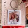Llavero de acrílico cuadrado personalizado con foto de pareja y nombres Luis y Gabriela, ideal como regalo sentimental.