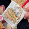 Llaveros de madera personalizados en forma de piezas de rompecabezas con los nombres Luis y Gabriela, uniendo el mensaje 'Encajamos Juntos'