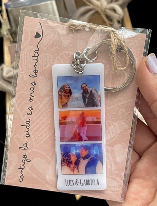 Llavero de acrílico rectangular personalizado con tres fotos de pareja y los nombres Luis y Gabriela, un detalle romántico.